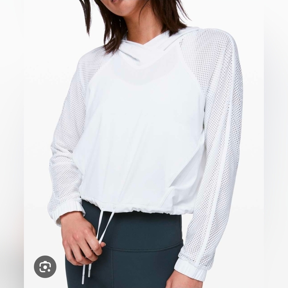 lululemon athletica Tops - Lululemon/ Catch A Breeze/ Slightly Cropped Pullover/ Approx. Size US M/6